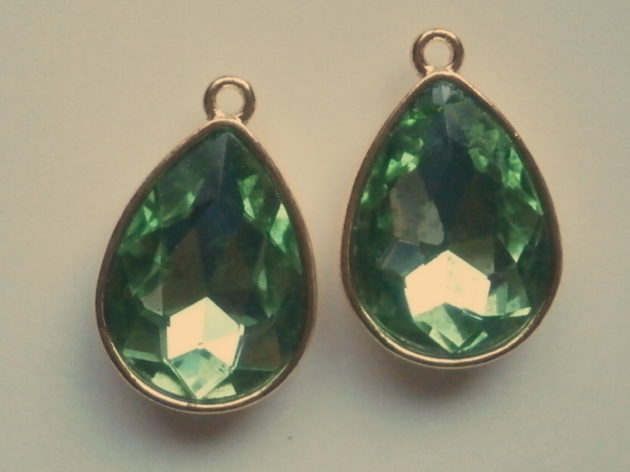 メタル★ガラスストーン付き★チャーム★シズク★23×15★ペリドット拍卖