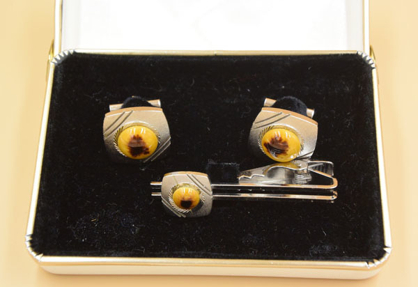 茶色いストーンがついたタイバーとカフスのセット(1)拍卖