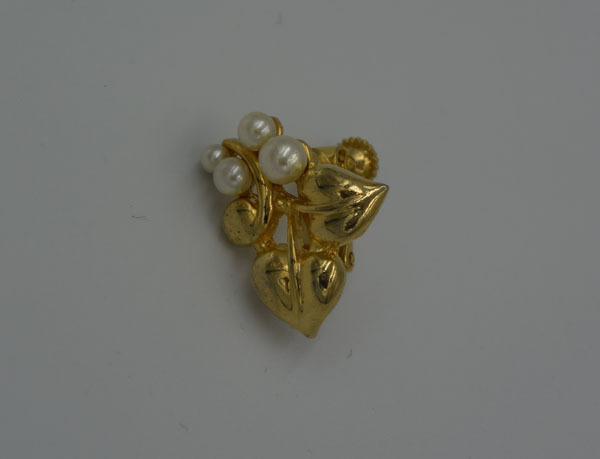 パール風アクセサリーと金色のリーフのイヤリング(片耳のみ)拍卖