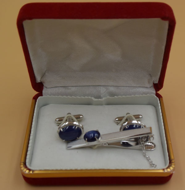 ブルーのストーンがついたタイバーとカフスのセット拍卖