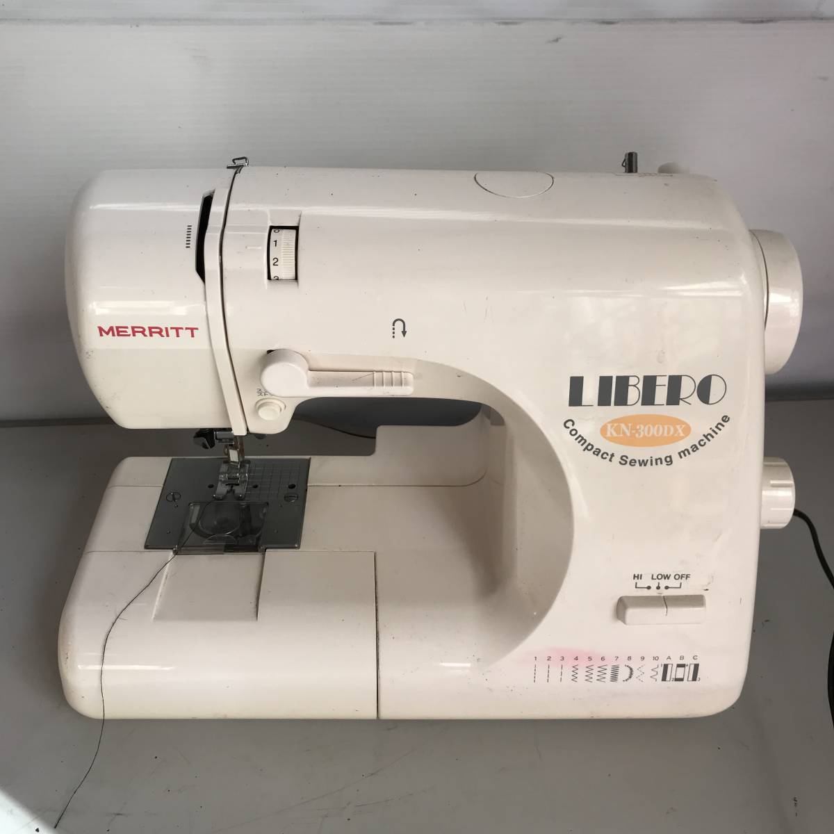 ◎ヤYS1540★中古品 通電OK 針上下確認済☆SINGER(シンガー)家庭用コンパクトミシン☆MERRITT LIBERO【KN-300DX】 ECM拍卖