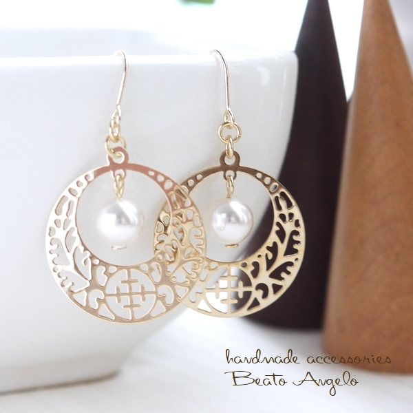 ◆+angelo+スワロフスキーパールとC透かしのピアス(p-133)ホワイト G チタン 樹脂 イヤリング拍卖