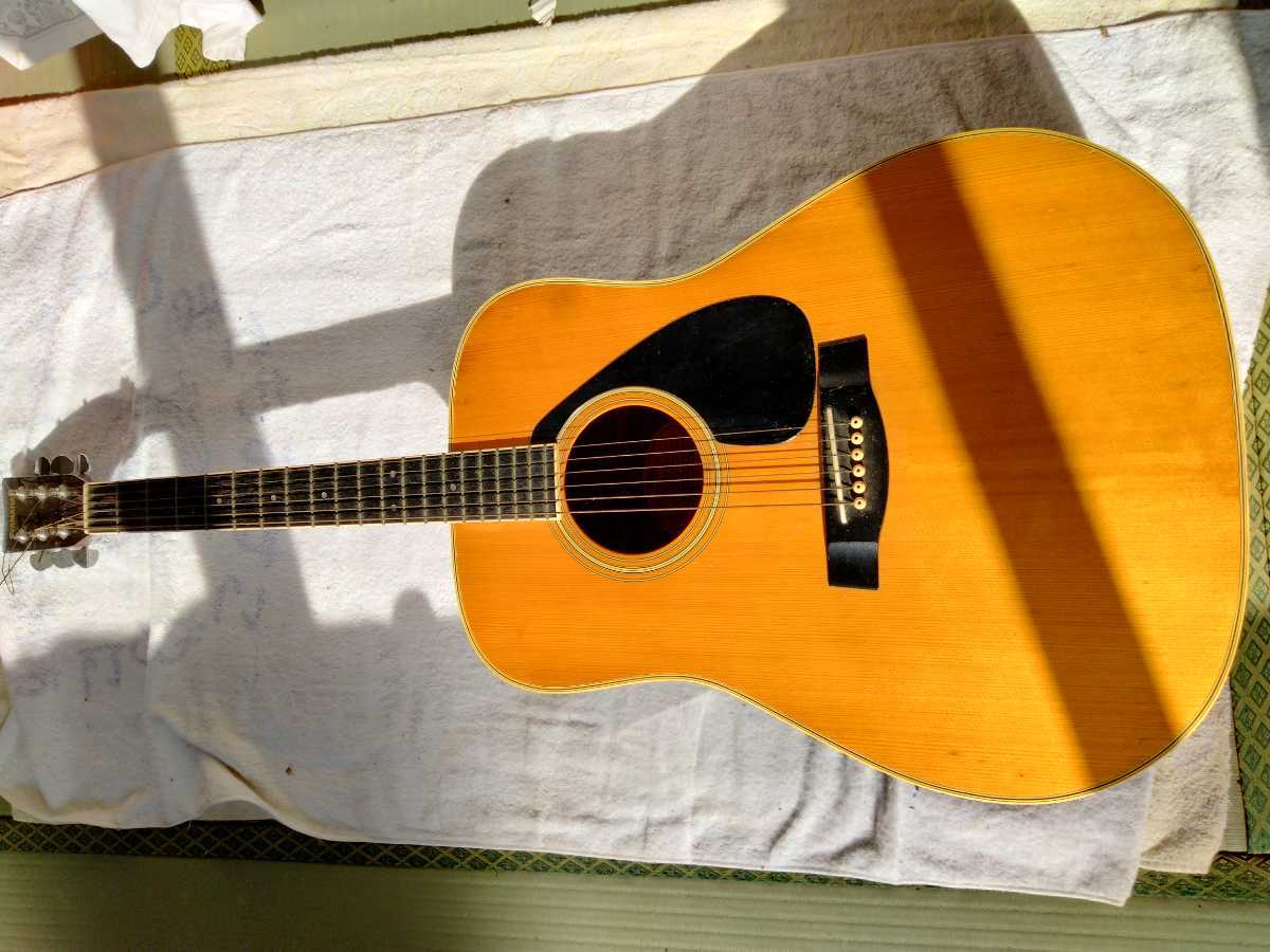 ヤマハのフォークギター、FG−201B、長さ105、横幅最大40.5、厚み最大12センチ、重さ2.1キロ、ギターの頭の裏の調弦ミニカバー1つ無し。拍卖