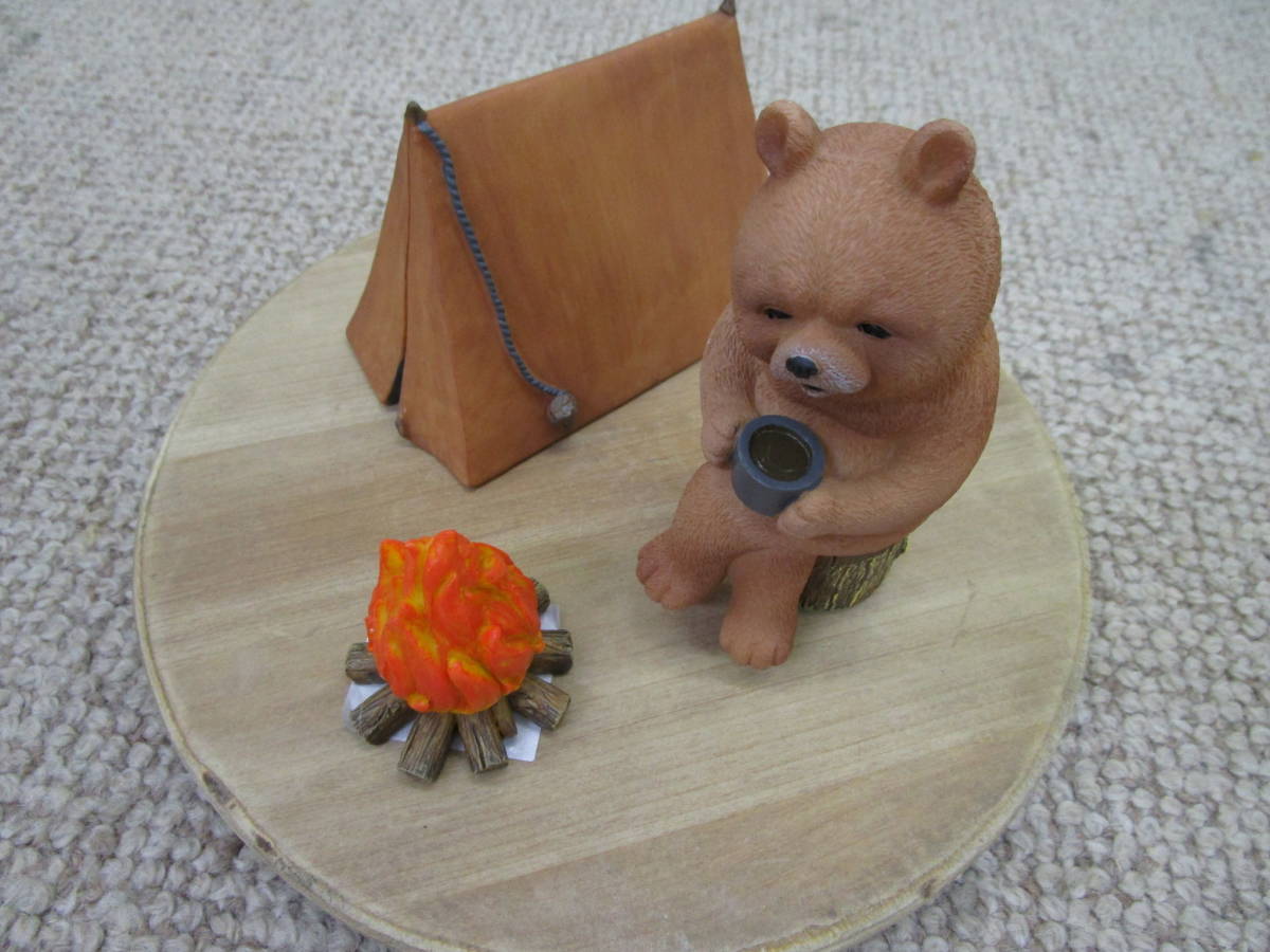 キャンプ中のクマさんオブジェ クマとテントと焚火のオブジェ アウトドアオブジェ 天然木スタンド付き プレゼント 拍卖