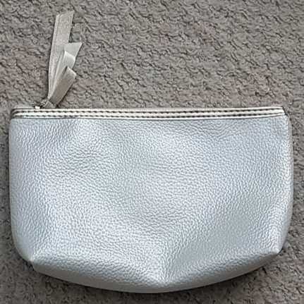 【ほぼ未使用】化粧ポーチ(ホワイト)※外も中も綺麗な白です!拍卖