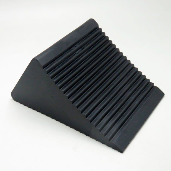 大自工業/Meltec:タイヤストッパー 1個 輪止め 坂道駐車 ジャッキアップ 荷下ろし 軽四~4tトラックに対応 ゴム製/FT-21拍卖