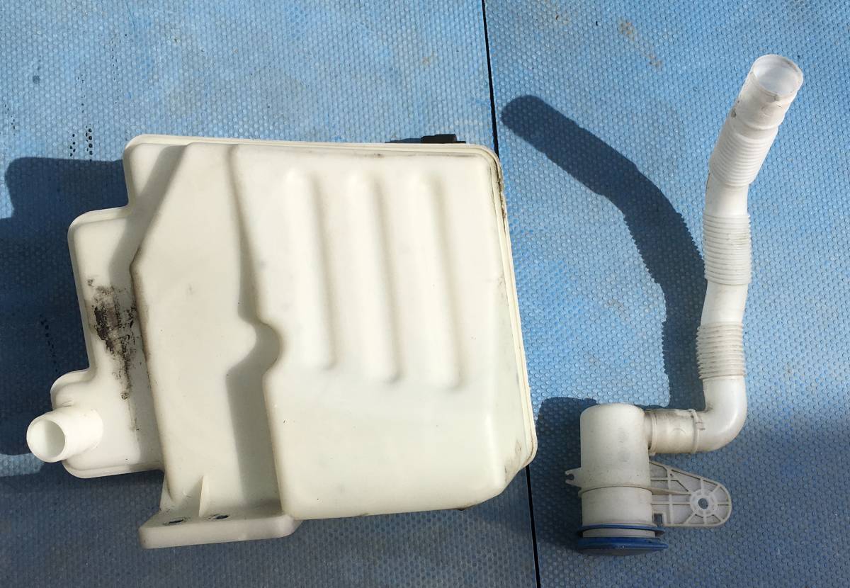AU2 / アウディ / AUDI / A3 / (8P) / Window washer tank / ウインドウォッシャータンク拍卖