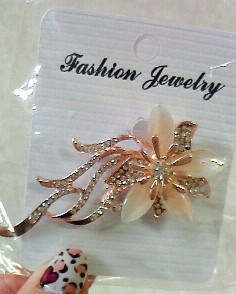 華やかなお花ブローチ☆誕生日やホワイトデーにも ☆-=。。 ○ ☆オシャレなストーンキラキラ パーティーや結婚式にも大活躍!拍卖