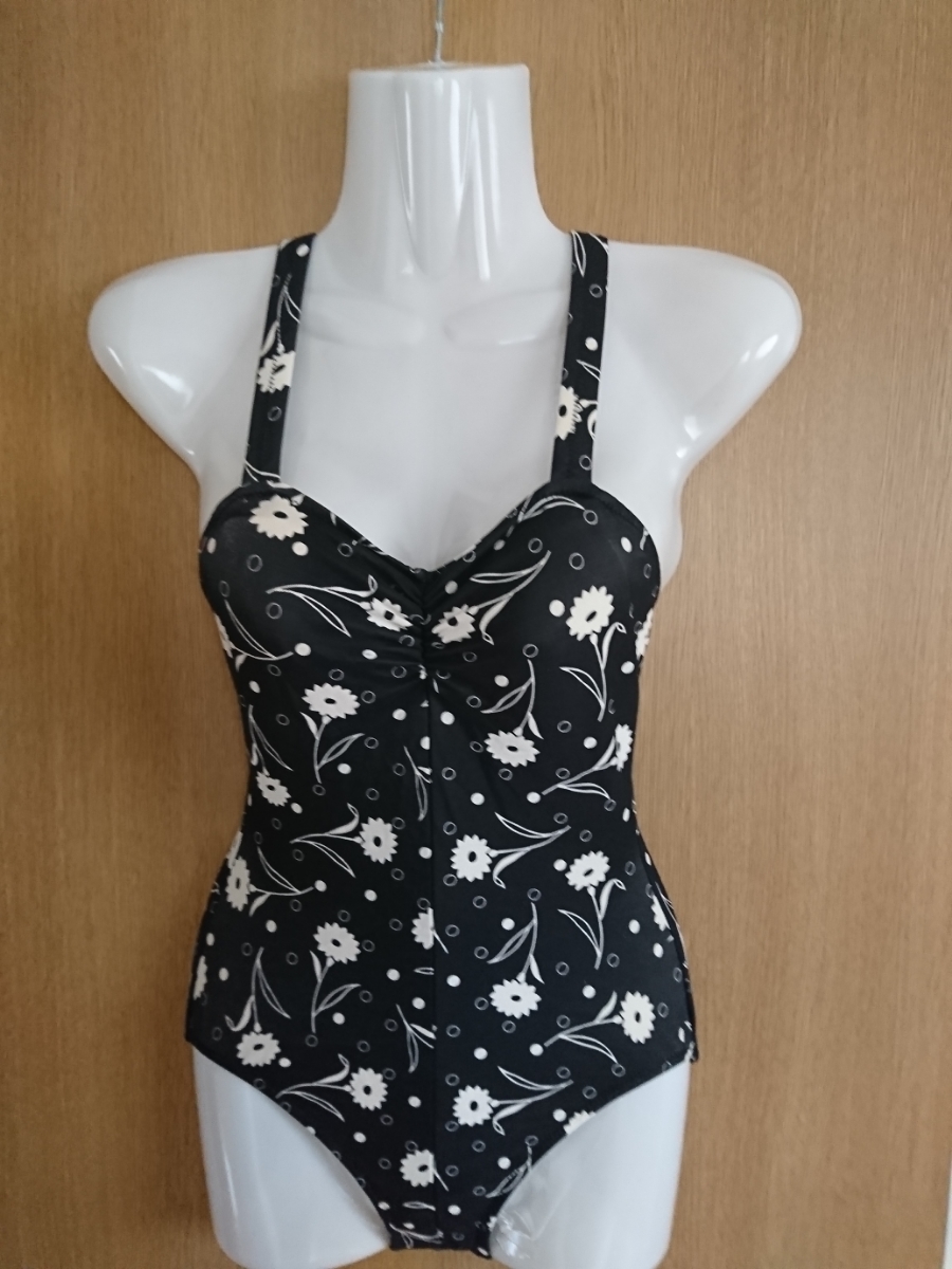 ☆黒系☆花柄のワンピース水着☆バッククロス☆胸パッド付き☆拍卖