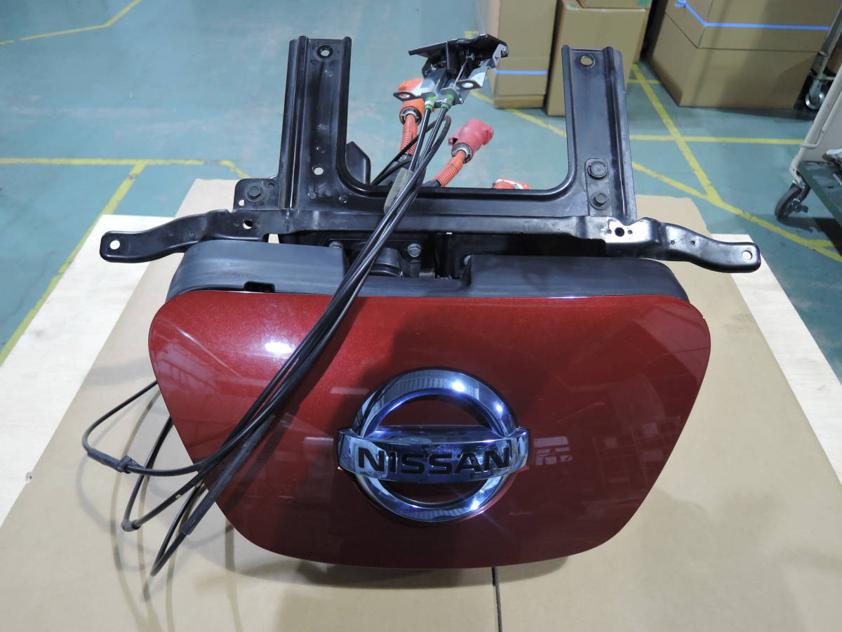 即日発送 ZE0 リーフ G 純正 充電ポート カバー オープナー付 バッテリー チャージ 充電差込 NAH/レッド 前期 N-6683拍卖