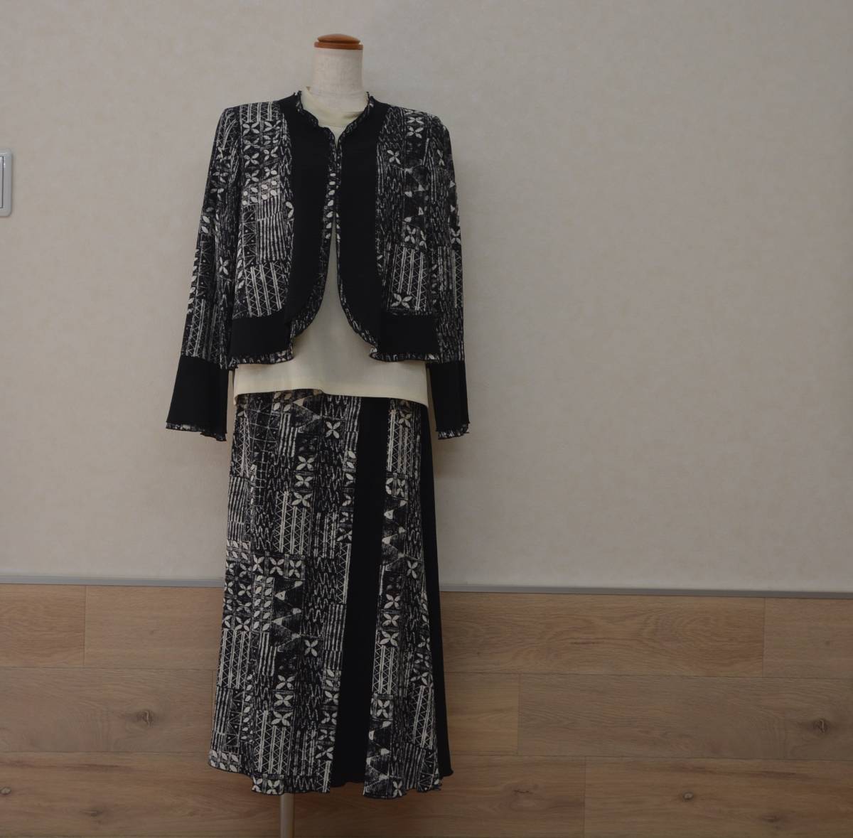 詩仙堂 ちりめん ボレロ プルオーバー、スカート3点セット 黒系拍卖