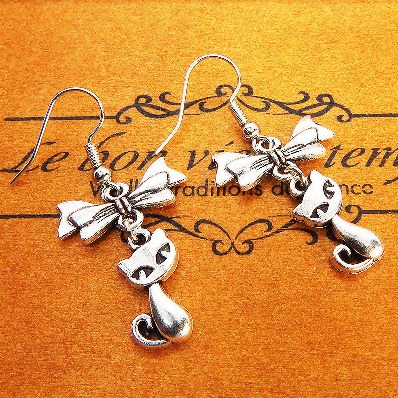 アンティークシルバー 猫とリボンを組合せたコンパクトな大人可愛いピアス サージカル可拍卖