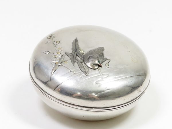 【4919】明治金工 海野盛寿系統{寿之刻}純銀 水鳥彫金香合(初品・買取品)拍卖