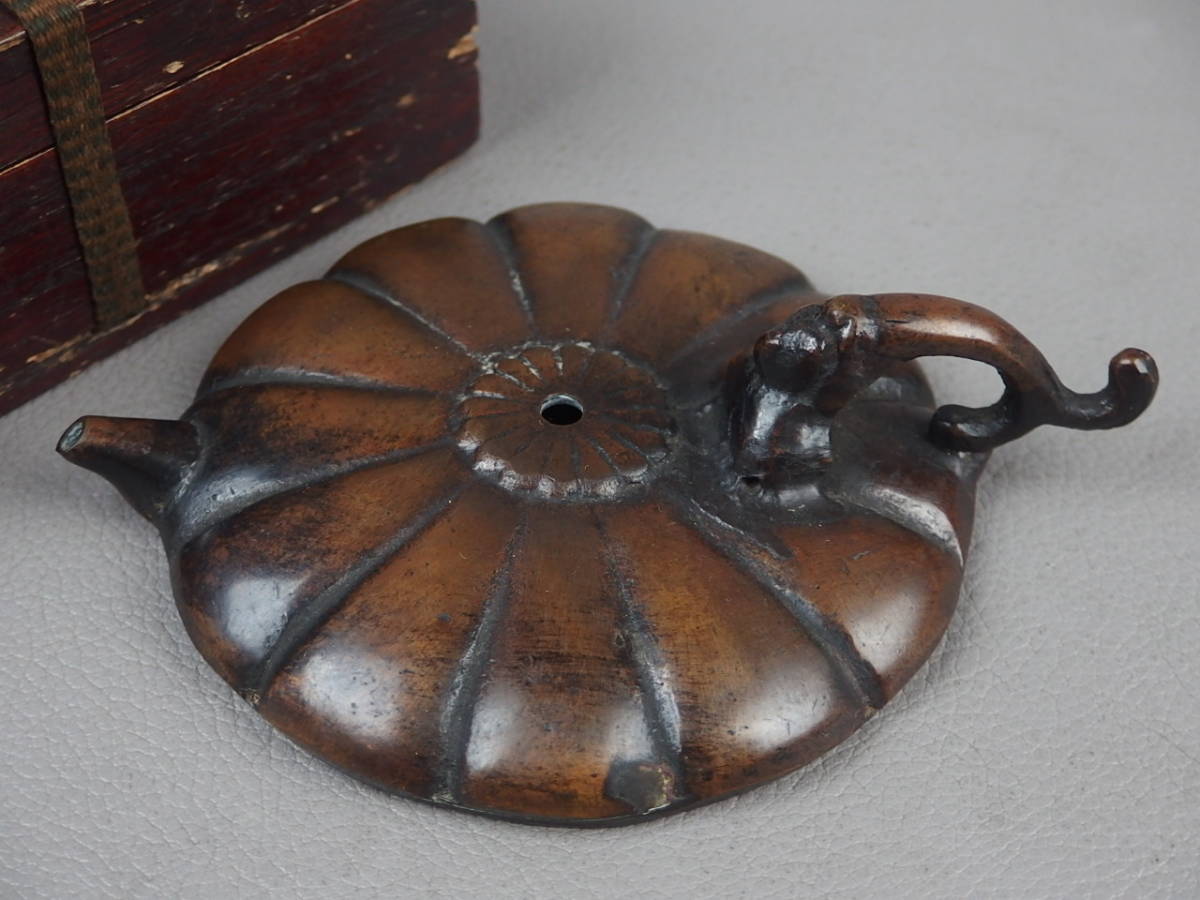 【骨董・書道具】★古い 唐金 古銅製★★菊形水滴 水注 文房具 ei033sel.8 仏教美術 中国古玩拍卖