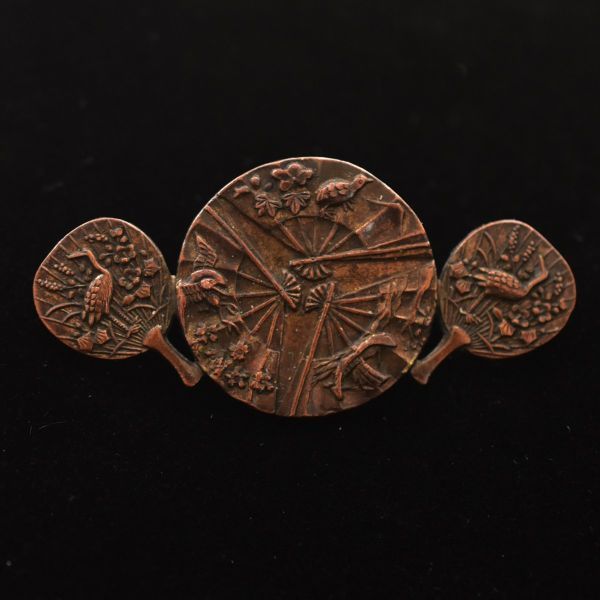 明治期 金工 扇とうちわの花鳥図 赤銅のブローチ 骨董/アンティーク 里帰り品 本物保証拍卖