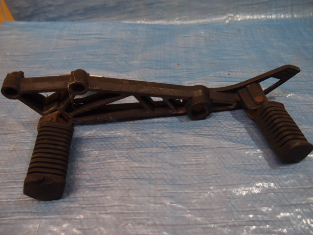 カワサキGPZ250 左ステップ 長期放置不動車両1台解体部品多数出品☆拍卖