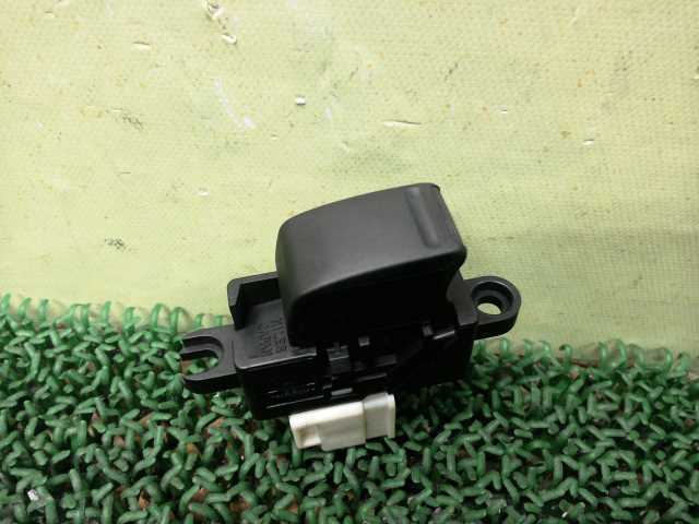 レタパ★ QG10 ブルーバード シルフィ 右 リアドア ウィンドウ スイッチ ★管275656拍卖