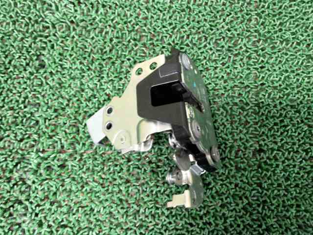 トヨタ ZGM11 アイシス 左 リア ドア ロック ★管284363拍卖