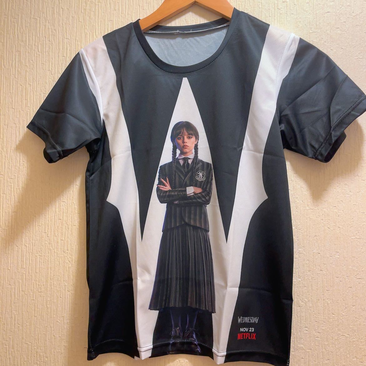 新品★海外ドラマWEDNESDAY★ジェナオルテガ★Tシャツ★ユニセックス★M拍卖