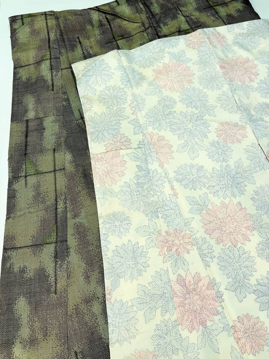 花とら●リサイクル着物 お召 大島紬 まとめて2枚 着用可能 オフホワイト 縦絣 菊 緑茶 リメイク 素材 230216拍卖