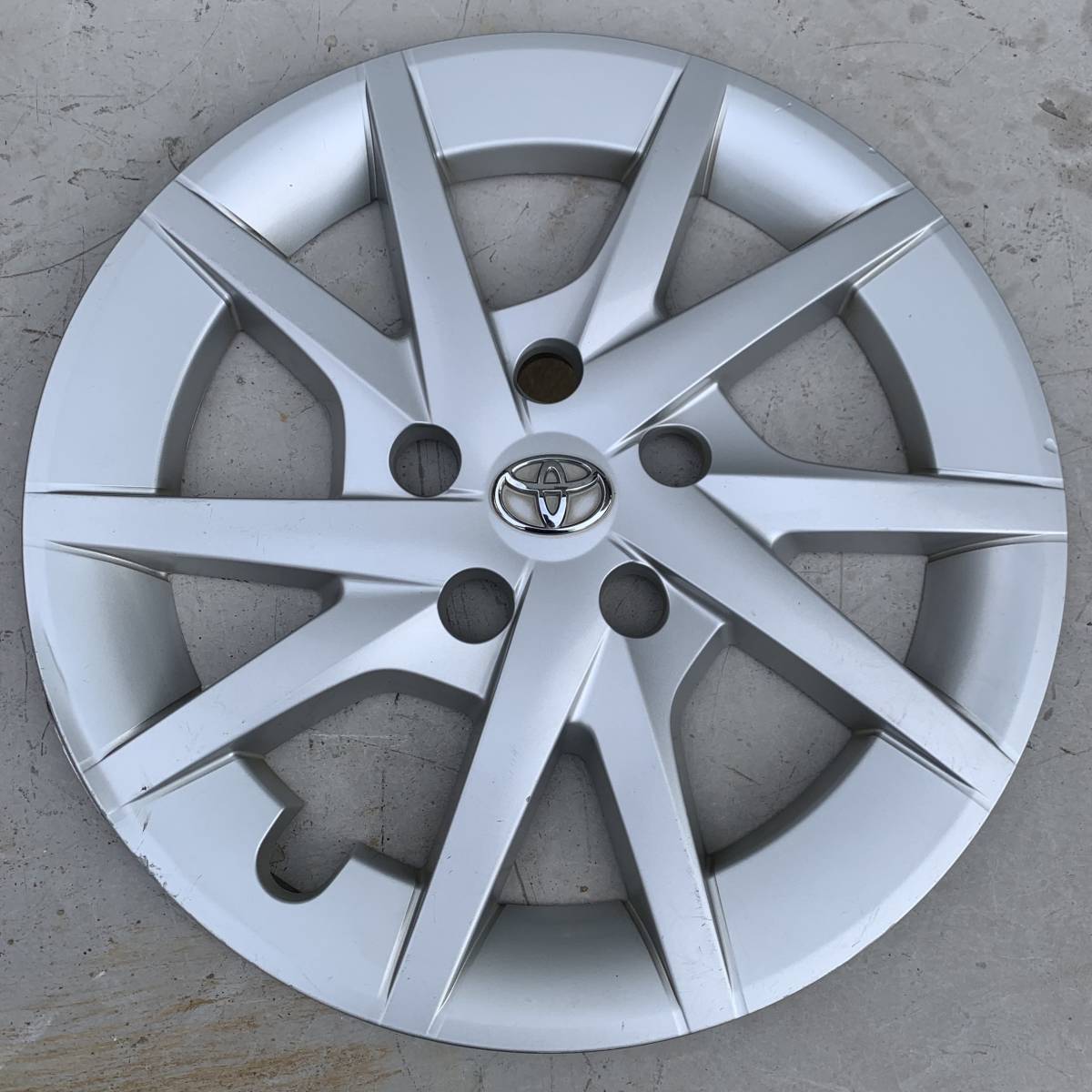 ZVW41 トヨタ・プリウスα 純正 ホイールキャップ 1枚 中古2023031215拍卖