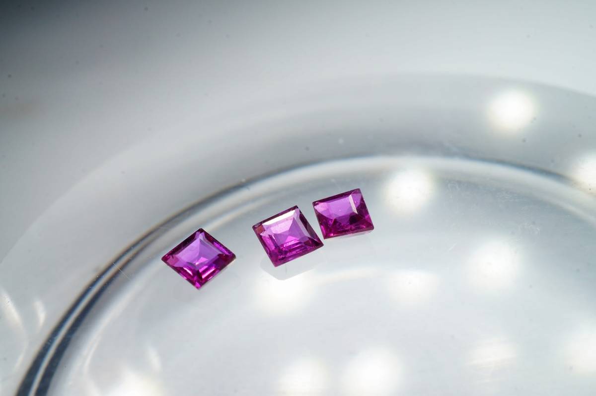 即決特別価格!早い者勝ち高級宝飾品用ルース!透明度抜群!極上ルースのルビー3ピース0.18ct拍卖