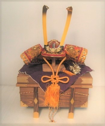 五月人形  収納ケース付き兜飾り 10号 かぶと こどもの日 端午の節句 五月 初節句 収納ケースサイズ:約W34×D25×H21㎝ /19N3.16-12拍卖