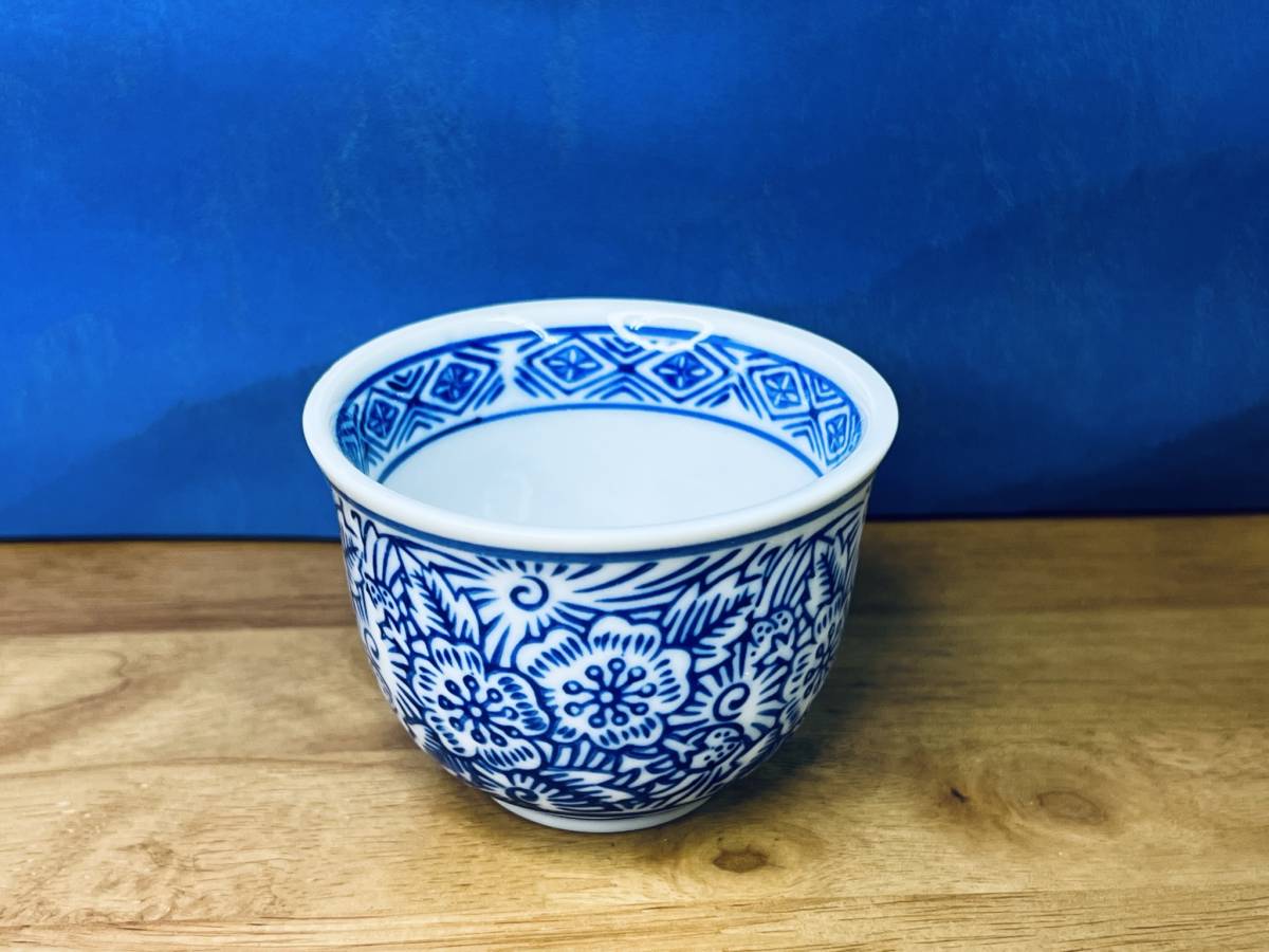 陶器 【反り口茶杯 花唐草】 湯のみ 湯呑み 食器 染付 人気 陶芸 工芸品 茶道具 煎茶 ウーロン茶 湯飲み 茶器拍卖