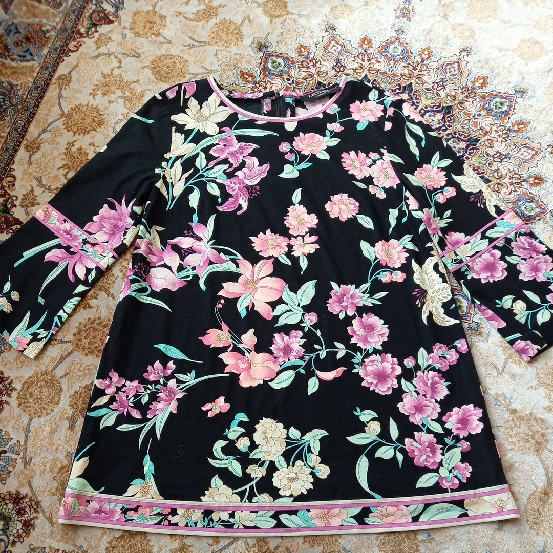 袖がとてもおしゃれなレオナール チュニック 人気の黒 LEONARD 花柄 近年もの 新品未使用 送料無料拍卖