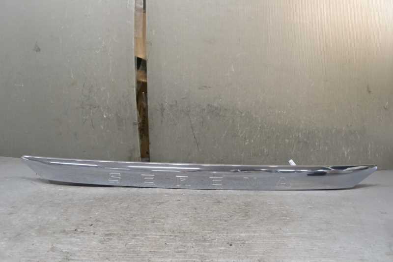 セレナ ハイウェイスター 前期(FC26 C26) 純正 破損無 取付OK メッキ リア センターガーニッシュ / 90810-1VA2A k069538拍卖