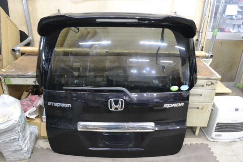 ステップワゴン 前期(RK5) 純正 動作保証 リアゲート バックドアパネル ハイマウント バックカメラ PB81P / 68100-SZW-N10ZZ k069803拍卖