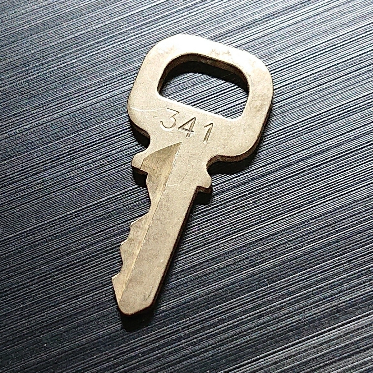 【送料85円】341キーのみ LOUIS VUITTON ルイヴィトン 南京錠カギ ロック カデナ パドロック バトロック 鍵 解錠 開封 純正 ゴールド 金拍卖