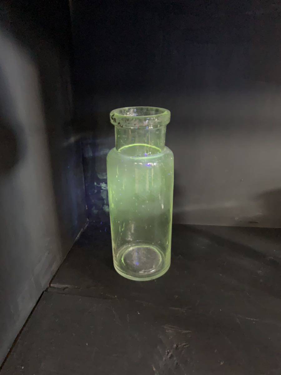 旧家蔵出し 気泡入ウランガラスの古い硝子瓶びんビン ゆらゆら古道具古物骨董当時物アンティークコレクションインテリア飾り昭和レトロ花器拍卖