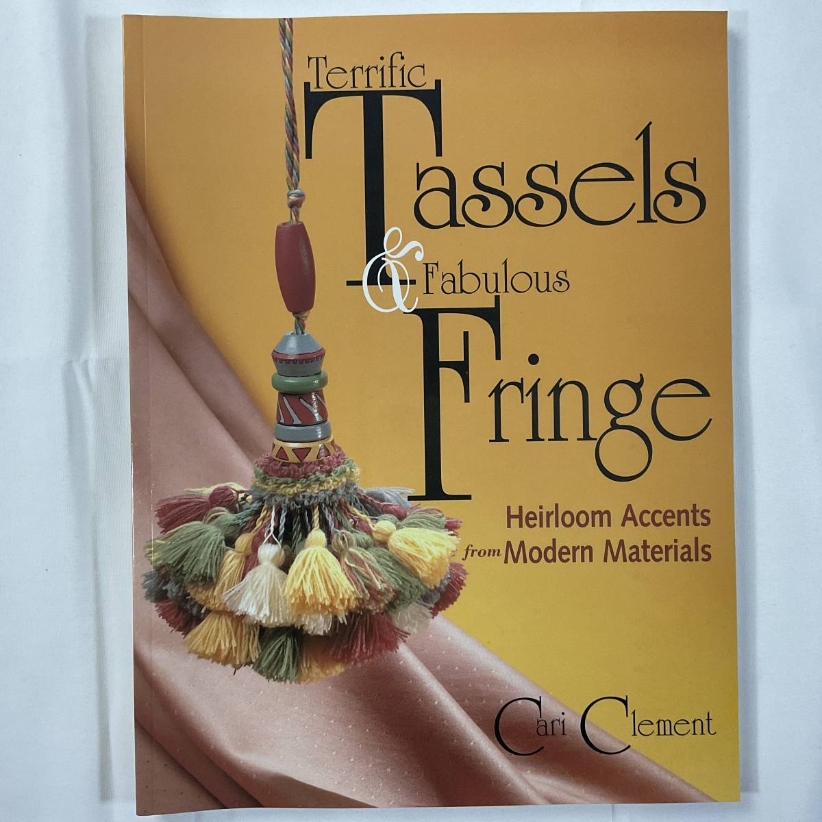 新品★タッセルとフリンジ 手芸本■送料無料■現代の材料で作る宝物 Terrific Tassels & Fabulous Fringe ■ARTBOOK_OUTLET■K2-183拍卖
