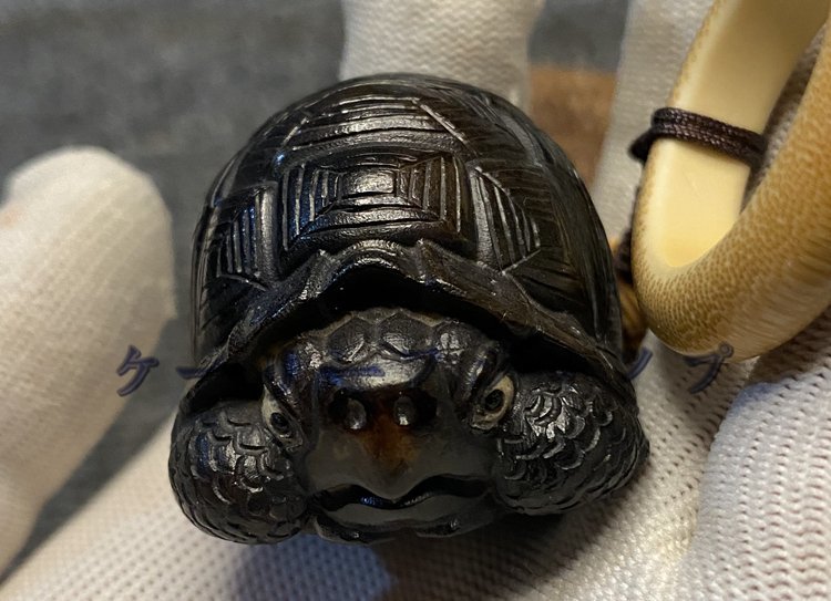 【ケーリーフショップ】【長寿亀】 提げ物 鹿角彫 根付★ ・東洋彫刻・現代根付(検索用:彫刻/印籠・提げ物/緒締め/帯留め/Netsuke)拍卖