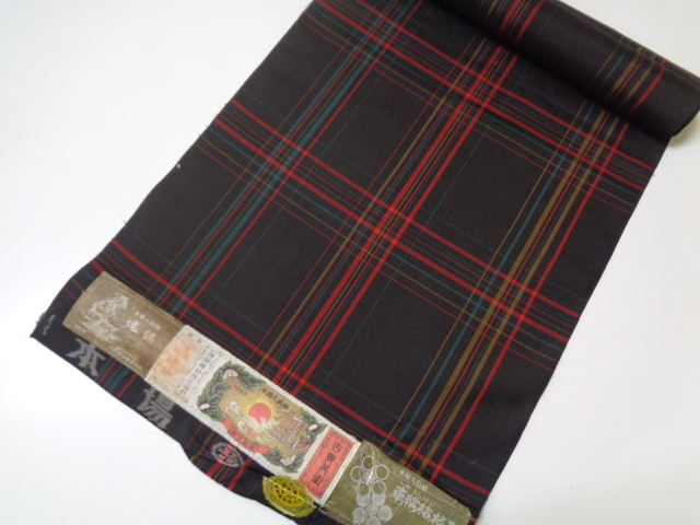 a447-60 都喜ヱ門 本場大島紬 泥大島 正絹 車輪梅格子 藤絹織物 証紙付 はぎれ 長さ約2メートル48センチ リメイク素材 生地 古布拍卖