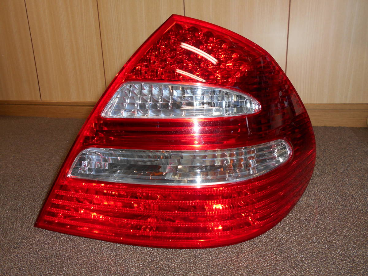 #55【Mercedes-Benz】ベンツ Eクラス 右テールランプ DBA-211056C拍卖