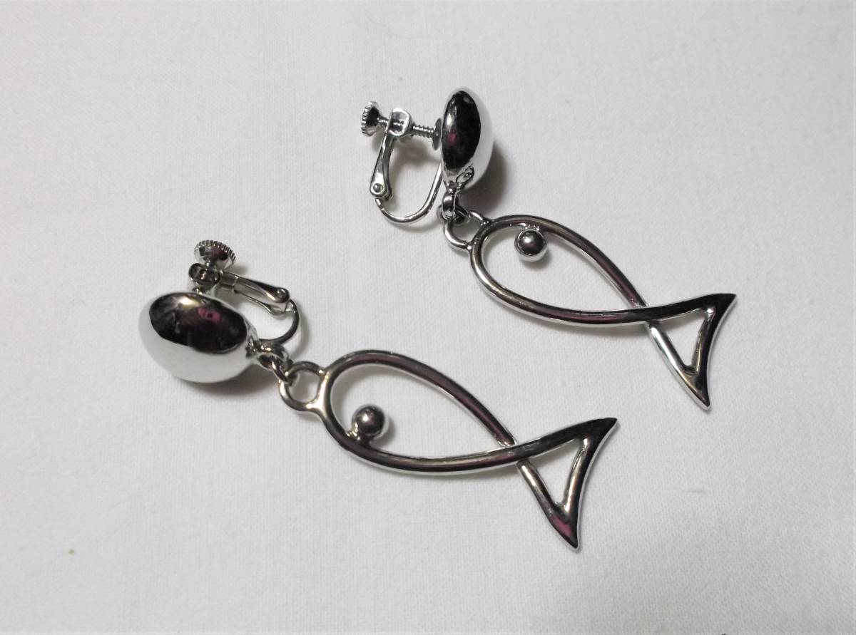 お安く出品。 ◎ 『 シルバー系のフィッシュとパール & タイプの違うファッションイヤリングです。』/拍卖