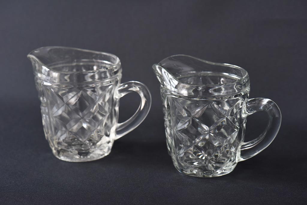 R-035188 イギリスビンテージ 繊細な雰囲気を醸し出すガラスピッチャー2個セット(ジャグ)拍卖