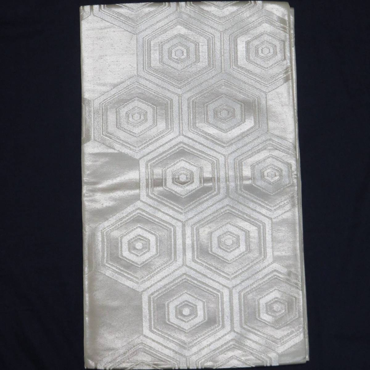 【桐徳】袋帯*即決品☆10%値下げ*小難品{正絹*西陣織*袋帯}*銀箔地*銀箔織-亀甲文*六通柄*№3222拍卖