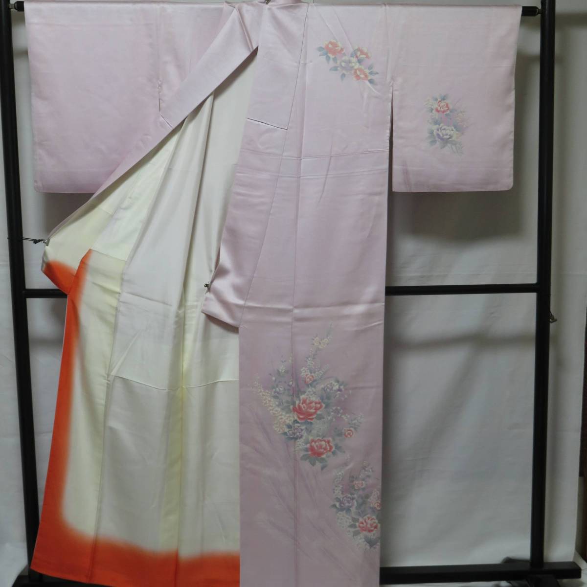 【桐徳】付下げ☆送料無料*孔雀の羽根*期間限定20%OFF{正絹*袷*付下げ}*身丈160-裄65*灰赤紫色地*友禅染の牡丹と孔雀の羽根*№4352254拍卖