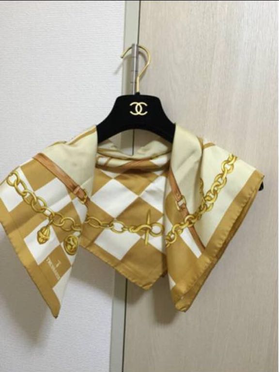 本物トラザルディTRUSSARDIのベージュ系のスカーフ拍卖