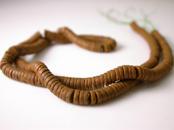 ◆良い色!黄土色のディスク型ストーンビーズ連◆とんぼ玉heishi拍卖