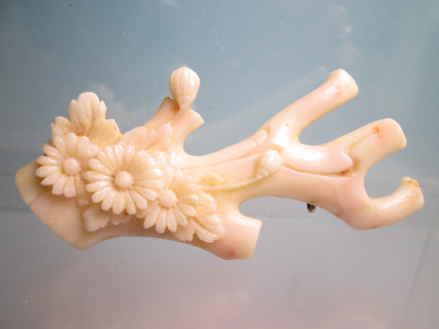 ☆アンティーク・本珊瑚 大振りな 7,7cm 26,69g 菊花彫刻の帯留め拍卖
