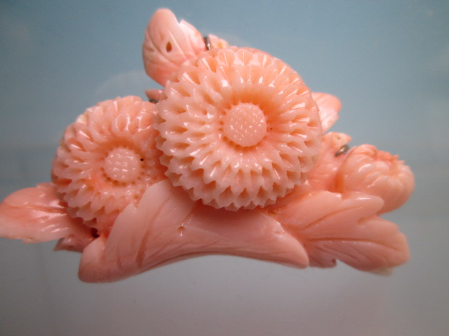 ☆アンティーク・本珊瑚 菊花彫刻の帯留め 20,54g拍卖