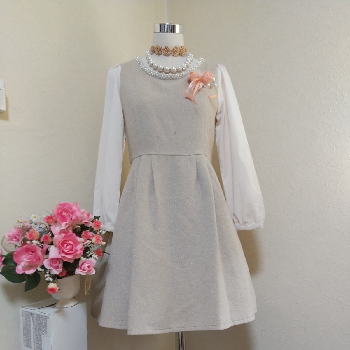 (新品)OLIVEdesOLIVE パールとビーズの襟回りパールボタン付きシフォン袖 清楚お嬢様系きゃわゆ~い春物ワンピース ベージュ サイズM☆★拍卖