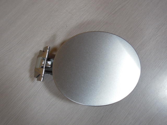 マツダ デミオ DE3AS フューエルリッド 給油口蓋 中古 カラー:38P、アルミニウムメタリック A1346拍卖