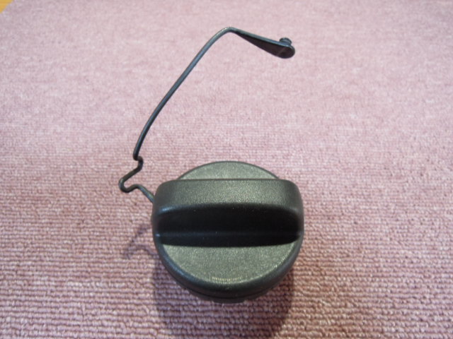 トヨタ ヴォクシー ZRR75G フューエルキャップ 燃料キャップ 給油口キャップ 中古 落下防止ひも付き A1445拍卖