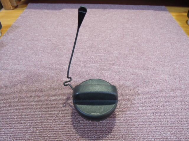 トヨタ IQ NGJ10 フューエルキャップ 燃料キャップ 給油口キャップ 中古 落下防止ひも付き A1459拍卖