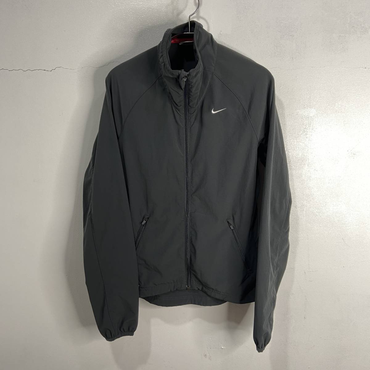 ☆送料無料☆NIKE☆DRI-FIT☆ストレッチウィンドシェルジャケット☆チャコール☆S☆c23拍卖